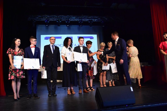W Żnińskim Domu Kultury wręczono nagrody najlepszym uczniom gminy Żnin w roku szkolnym 2022/2023.