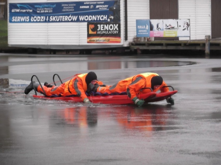 Strażacy ćwiczyli na jeziorze Miejskim w Chodzieży