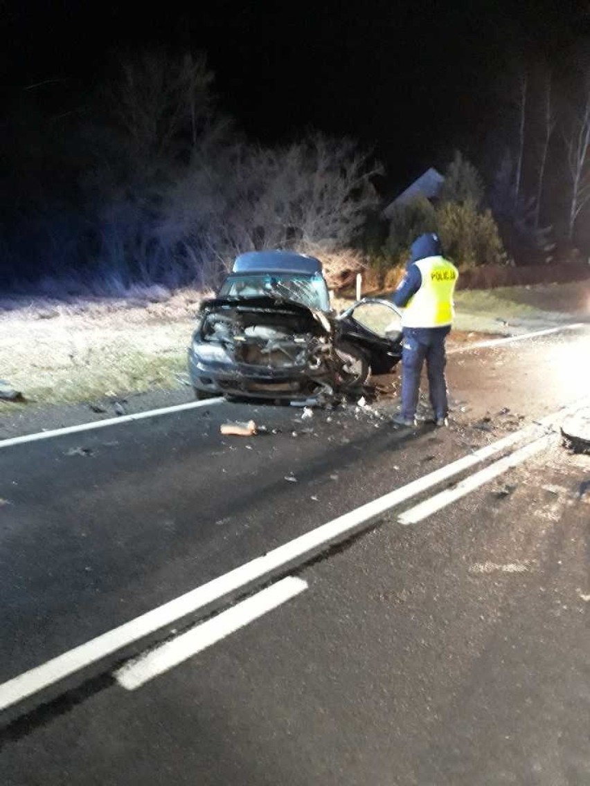 Wypadek pod Kowalewem Pomorskim. Trzy osoby zostały ranne w czołowym zderzeniu!