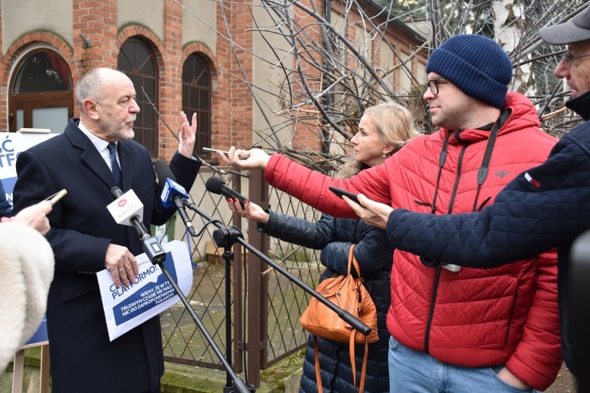 PiS zorganizowało konferencję prasową przed siedzibą PO. Zagłuszała ją głośna muzyka