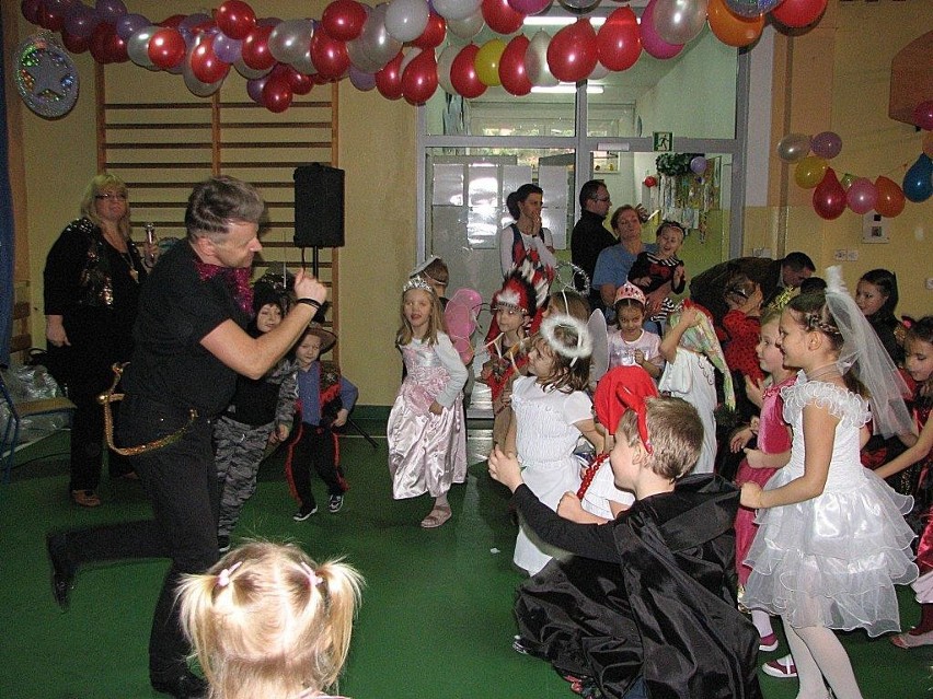 Karnawał w szkole w Mirkowie. Dzieci przebrały się za księżniczki, Indian i superbohaterów