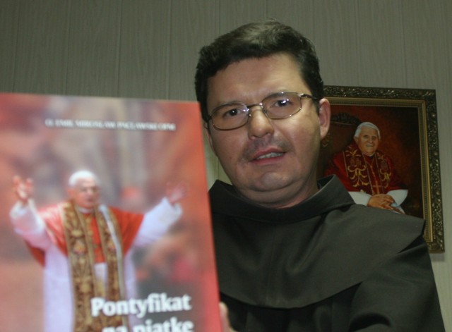 O. Emil Pacławski ze swoją poprzednią książką o papieżu pt. "Pontyfikat na piątkę"