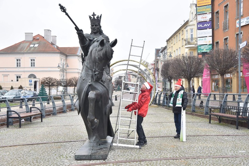 Malbork. Król  Kazimierz Jagiellończyk jak św. Mikołaj. Członkowie PTTK znów przystroili pomnik 