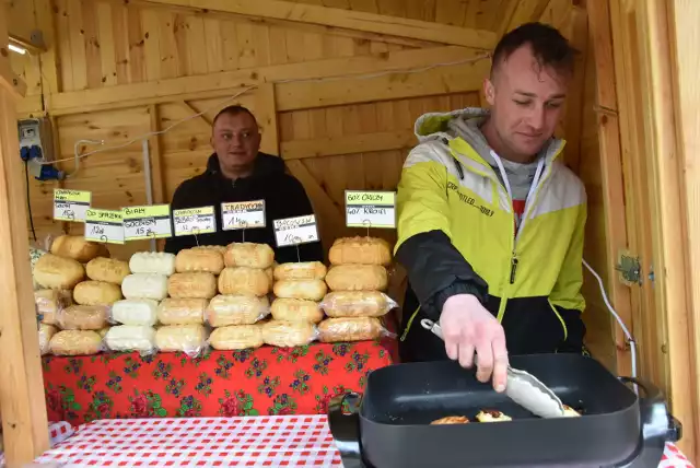 Swoje sery z Podhala sprzedają górale z okolic Nowego Targu.