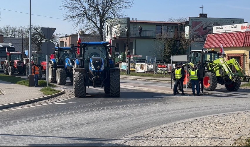 Protestujący w Radomsku rolnicy zablokowali dwa ronda: na...