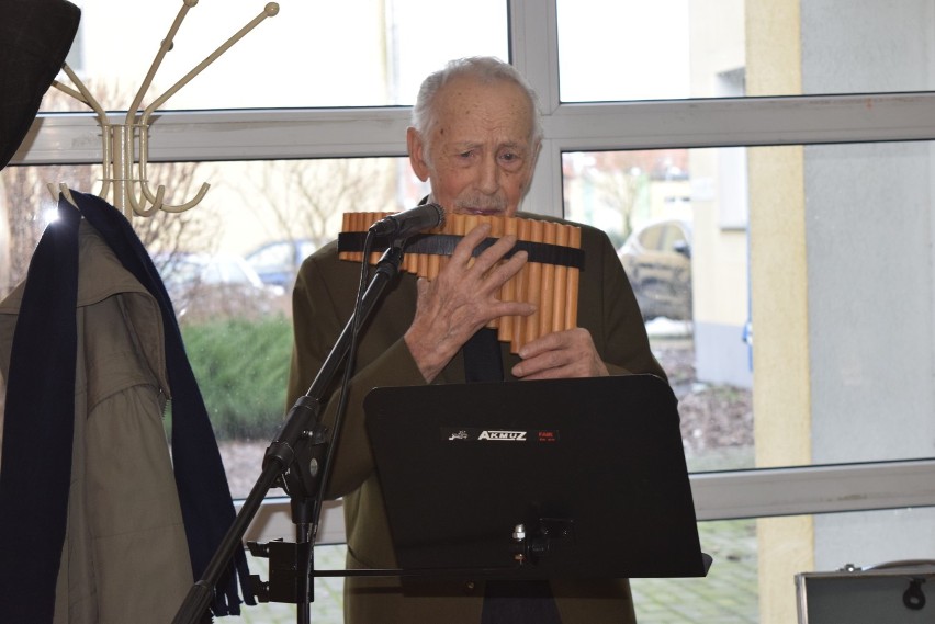 Pleszewski emeryt Henryk Wincenciak zagrał na fletni pana dla pacjentów i pracowników pleszewskiego szpitala