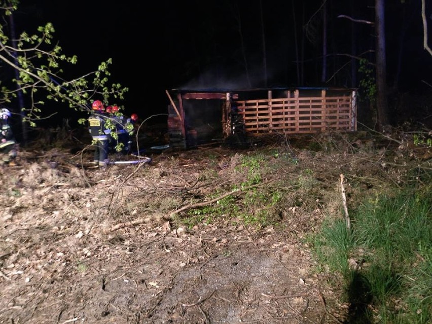 Strażacy gasili pożar altany w Szymocicach