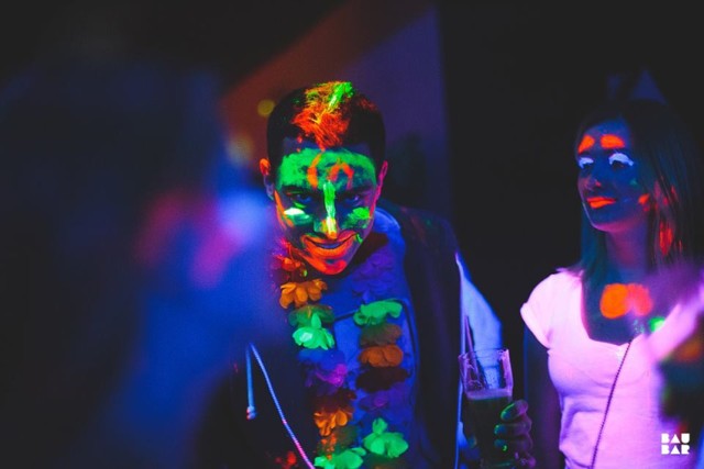 Bau Bar Wrocław. W jeden ze styczniowych weekendów w Bau Bar wrocławianie mogli bawić się na tzw. Fluo Party