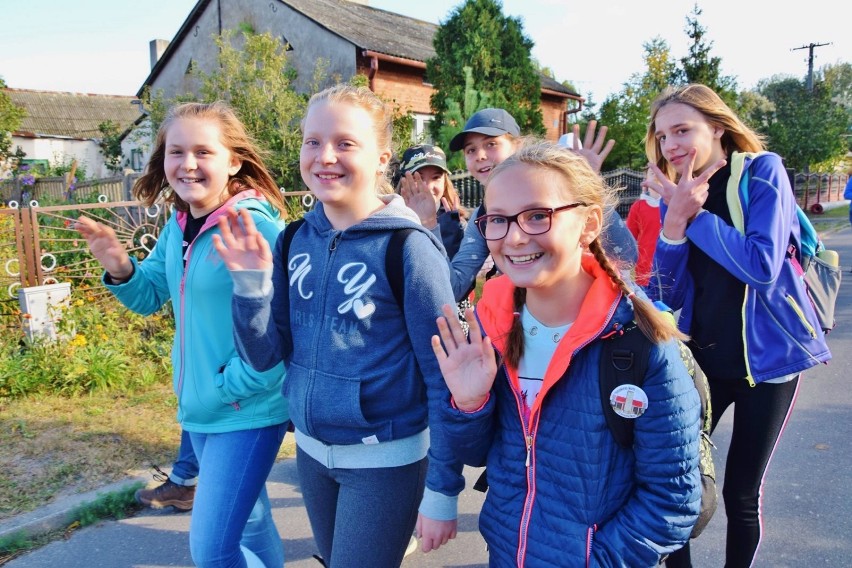 Rajd Szlakiem Walk nad Wartą 2018. 12-kilometrową trasę poprowadzoną po terenie pow. zduńskowolskiego ruszyło blisko 400 osób  (zdjęcia)