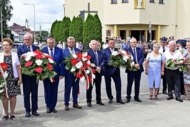 Symboliczne wiązanki kwiatów przed pomnikiem pomordowanych żołnierzy AK, zlożyli przedstawiciele władz samorządowych oraz lokalnych organizacji.