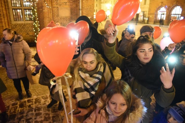 Toruńską starówkę wypełniły dziś (niedziela 27.01) czerwone balony. Torunianie pokazali solidarność z Jurkiem Owsiakiem i Wielką Orkiestrą Świątecznej Pomocy! 

Po tragedii jaka 13 stycznia wydarzyła się w Gdańsku podczas Finału WOŚP, Jerzy Owsiak zrezygnował z funkcji prezesa Wielkiej Orkiestry Świątecznej Pomocy. Jednak liczne głosy płynące z całej Polski nakłoniły głównego dyrygenta Orkiestry do powrotu. 

- Gdy usłyszałem, co mówi wspaniała, kochana żona Pawła Magda, która powiedziała, żeby Orkiestra nadal grała tak, jak gra i kiedy podczas tej mszy usłyszałem parę bardzo ważnych słów, a masa ludzi, podchodząc do mnie prosiła, żeby Orkiestra była w takim kształcie, jak była, pomyślałem sobie, że to życie się odradza na nowo. Tak, będę grał z Orkiestrą. Tak, będę prezesem Fundacji - mówił Jerzy Owsiak. 

Akcja #muremzaowsiakiem ma zasięg ogólnopolski. Podobne manifestacje odbyły się już m. in. w Krakowie czy w Poznaniu. Charakterystycznym atrybutem są czerwone balony, często w kształcie serca. "Kochani niech będzie nas widać. Niech każdy zabierze ze sobą czerwony balonik, latarkę/telefon. Wzniesiemy nasze światełko do nieba połączone z czerwonymi balonami" - możemy przeczytać w opisie wydarzenia na Facebooku. 

Zobacz też:
Targi ślubne na Jordankach. Zobacz zdjęcia!
Toruń zimą w latach 90. Zobaczj, jak wyglądała zima 20 lat temu!
10 najlepszych pizzerii w Toruniu zdaniem naszych czytelników