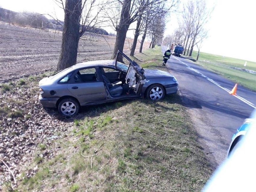 Wypadek w powiecie włocławskim. Samochód marki Renault wjechał do rowu [zdjęcia]