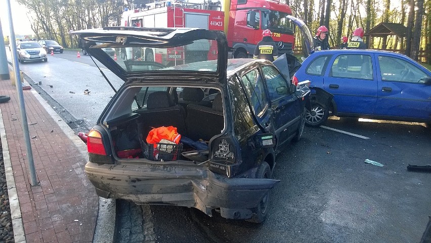 Kolizja dwóch "osobówek" i tramwaju w Grudziądzu. Dwie osoby...