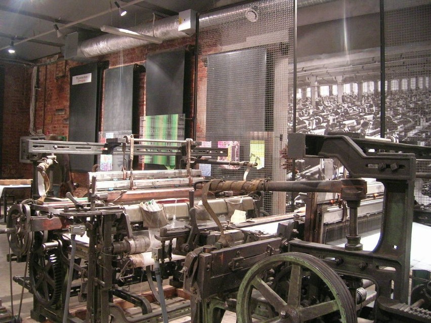 Stare angielskie maszyny szwalnicze są elementem wystawy w...