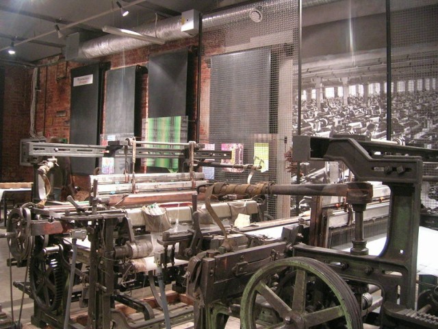 Stare angielskie maszyny szwalnicze są elementem wystawy w Muzeum Fabryki. Fot. Daniel Siwak