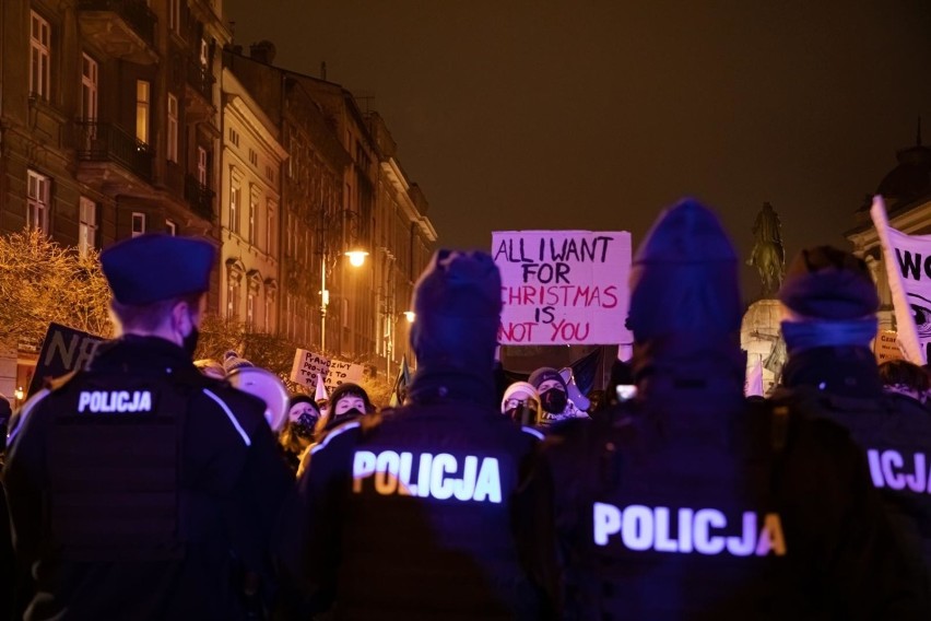 Kraków. Policja użyła siły podczas protestu na placu Matejki. "Kuriozalne działanie służb". Spisano byłego posła [ZDJĘCIA]