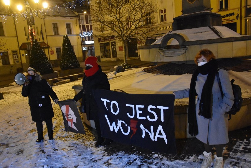 Protest kobiet w Rybniku dziś na rynku pod hasłem "Wsadźcie sobie ten niewyrok"