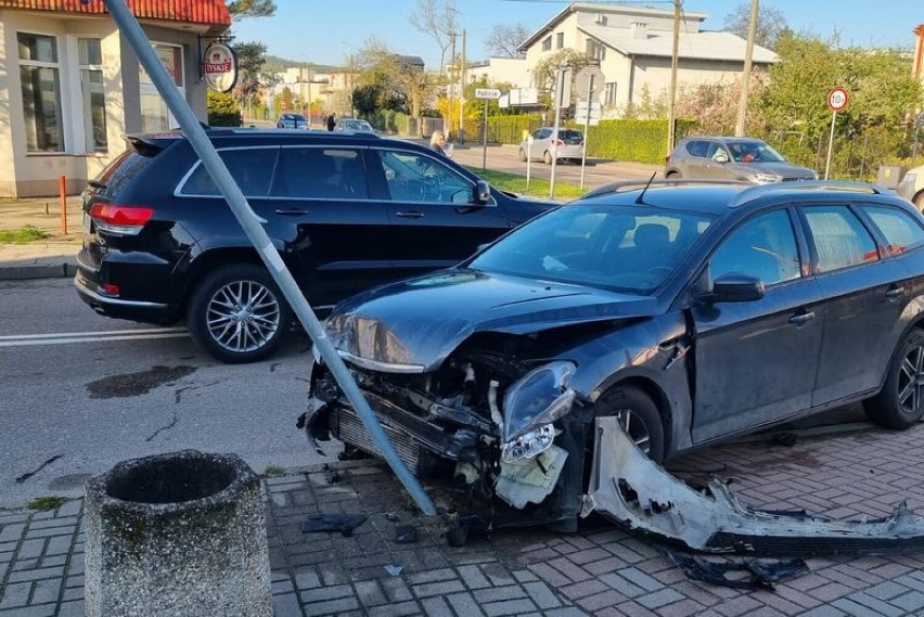 Wypadek w Rumi (6.05.2022). Dachowanie volkswagena na ul. Wybickiego. Caddy uderzył w forda a ten w znak drogowy  | ZDJĘCIA