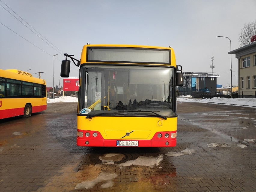 Autobus z numerem bocznym 183