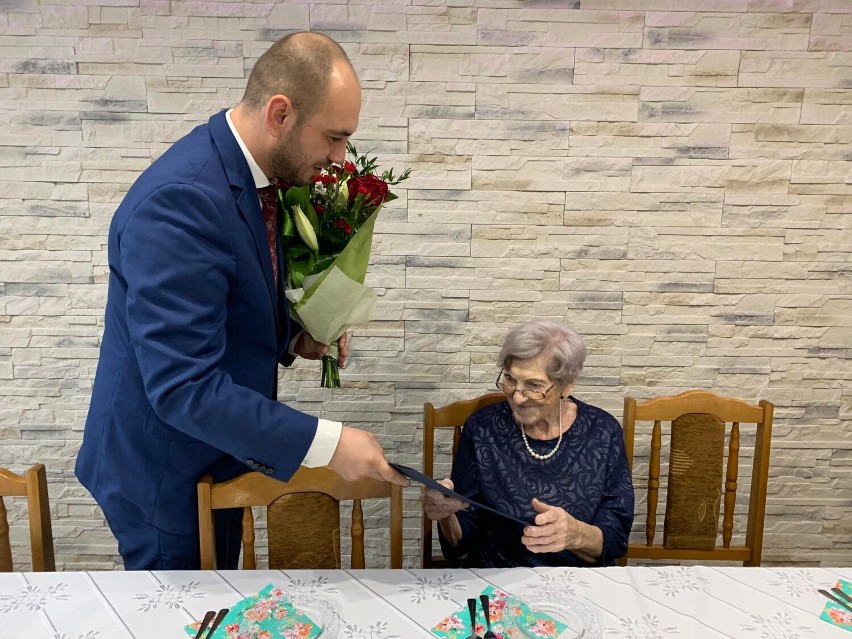 96. urodziny mieszkanki gminy Damasławek. Z życzeniami odwiedziły ją wójt 
