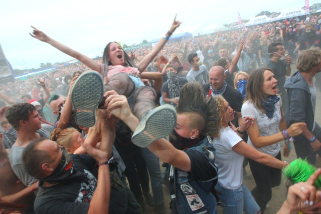 Tak bawili się uczestnicy festiwalu w Jarocinie przed rokiem.