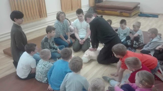Uczniowie klasy pierwszej Szkoły Podstawowej nr 3 w Ciechocinku przystąpili do programu edukacyjnego "Akademia Bezpiecznego Puchatka".