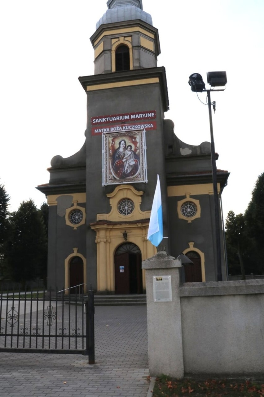 Historyczne tablice zawisły na kolejnych budynkach