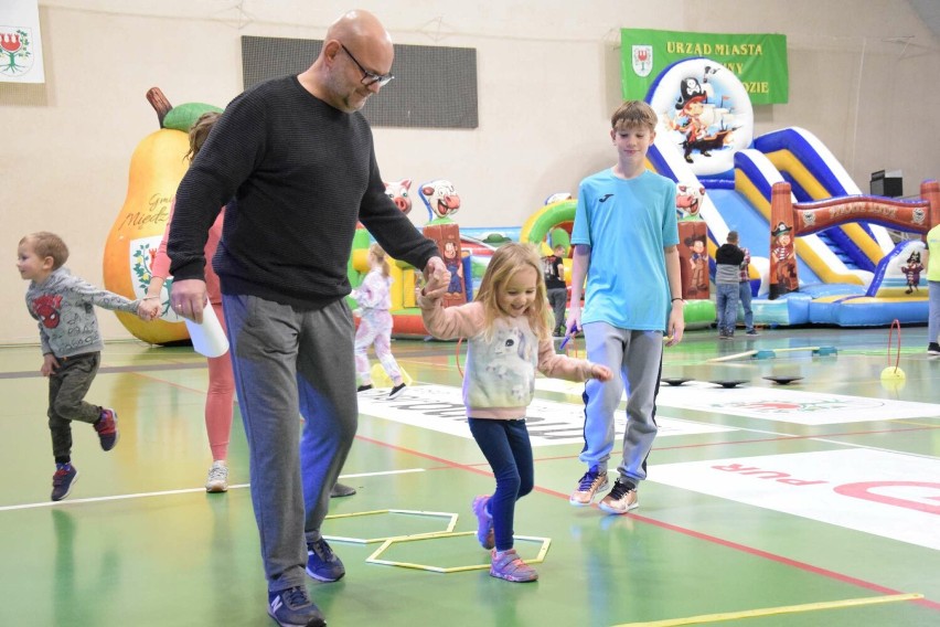 200 dzieci wzięło udział w mikołajkach na sportowo w hali...