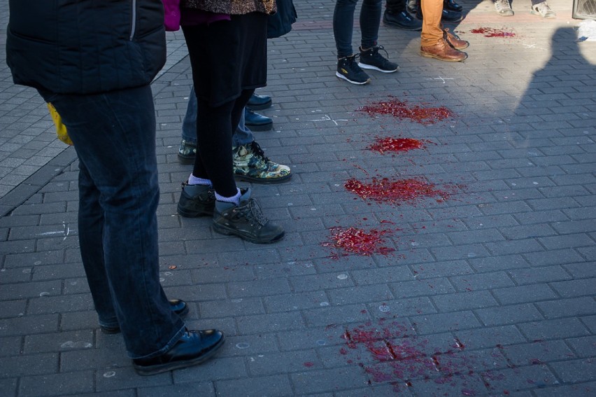 Krwawy telefon stanął w centrum. Wyjątkowy flashmob w...