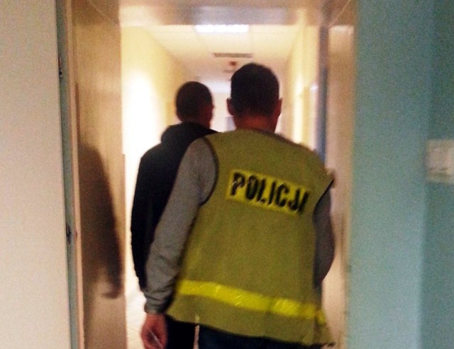Jeden z zatrzymanych mężczyzn w KPP w Łowiczu