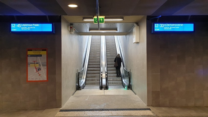 Remont stacji Warszawa Gdańska. Podróżnym udostępniony został peron numer 4 wraz z pierwszymi schodami ruchomymi