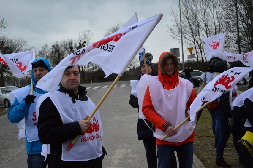 Solidarność pikietowała pod kwidzyńską fabryką Plati. To wyraz wsparcia dla strajkujących pracowników firmy [ZDJĘCIA]