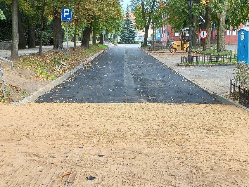 Leją asfalt po wewnętrznej stronie plant w Rawiczu. Roboty wzdłuż Wałów Generała Jarosława Dąbrowskiego [ZDJĘCIA]