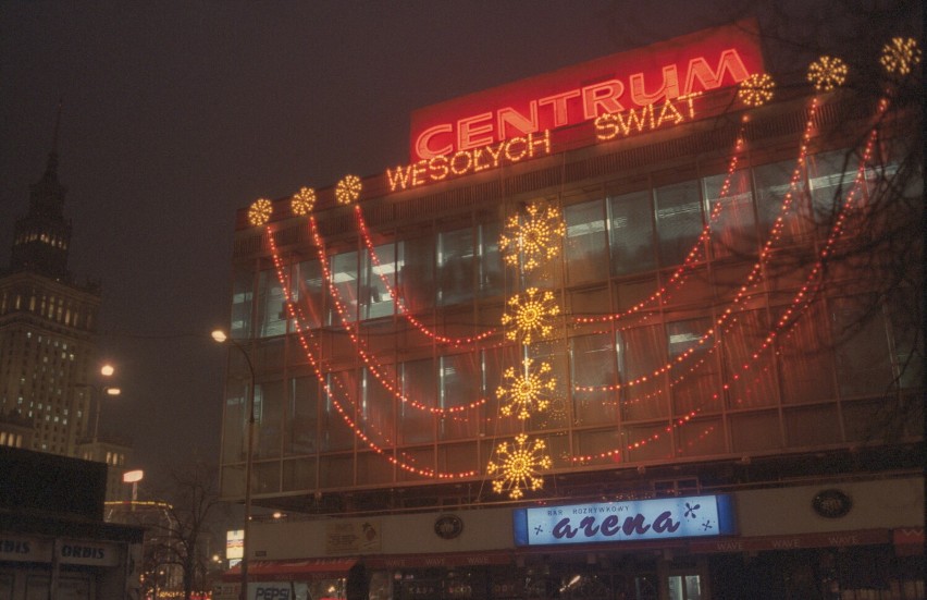 Dekoracje ulic i sklepów przed świątami Bożego Narodzenia....