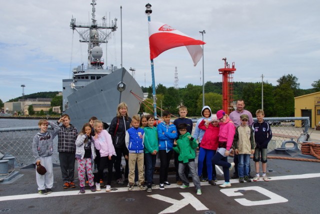 Dzieci z Borkowa i Niestępowa w jednostce marynarki wojennej i zoo