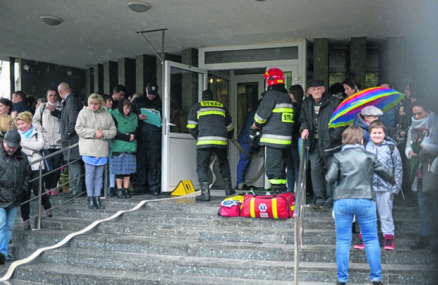 Zadymienie oraz porzucony pakunek w Sądzie Rejonowym w Lipnie. Ćwiczenia straży pożarnej