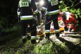 Akcja strażaków na kamionce przy ul. Luboszyckiej w Opolu. Dwie osoby spadły ze skarpy