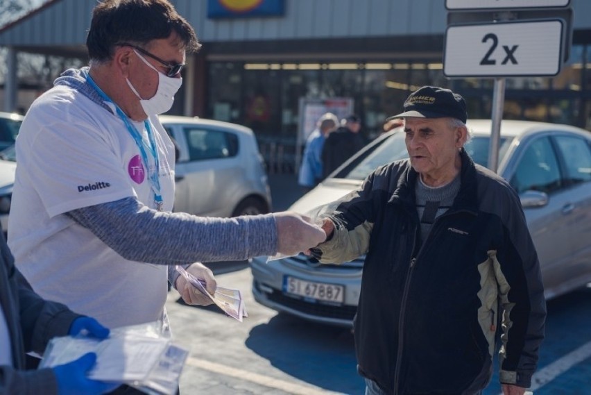 W ramach akcji "Seniorzy szyją maseczki dla Seniorów"...