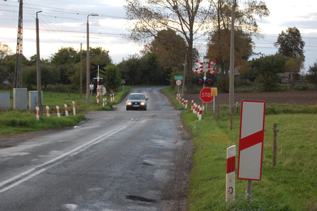 Przejazd kolejowy w Kołozębiu, tak jak 20 innych zostanie zlikwidowany. Zastąpi go wiadukt nad torowiskiem