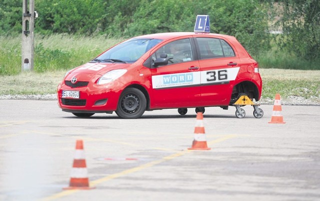 Troleje montowane na tylnych kołach pojazdu pozwalają kierowcy poczuć się jak na lodzie.