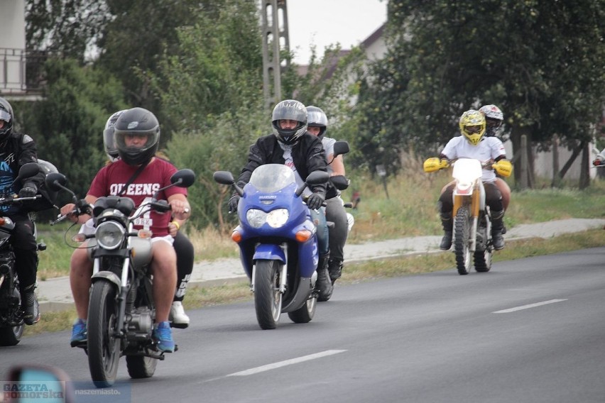 Bardzo długi sznur motocykli różnego rodzaju maści...