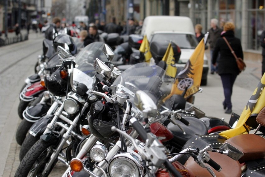 Rozpoczęli sezon motocyklowy! Ponad 200 motocykli przejechało przez Wrocław (ZDJĘCIA)