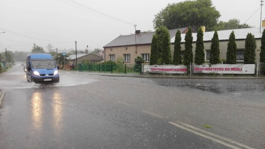 Sławków po burzy: Połamane drzewa, zalane piwnice i brak prądu [ZDJĘCIA]