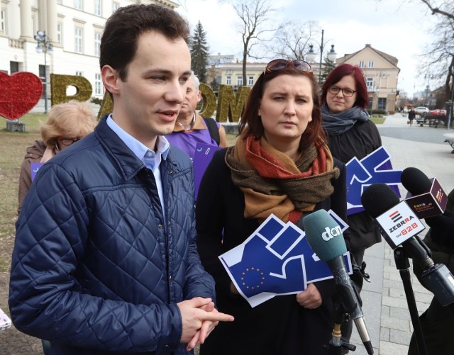 Patryk Fajdek jest liderem Wiosny w regionie radomskim, na zdjęciu obok Paulina Piechna - Więckiewicz jedynka na liście Wiosny w naszym okręgu wyborczym w ostatnich wyborach do Parlamentu Europejskiego.