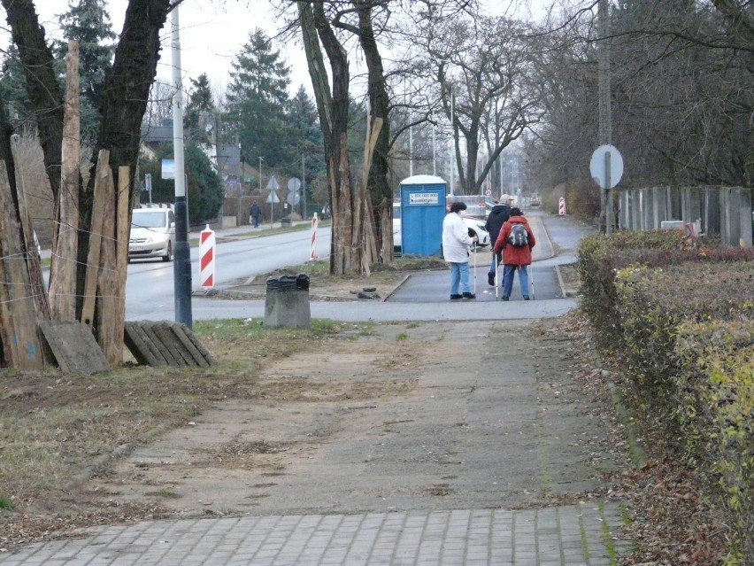 Kładą asfalt na drodze rowerowej przy ul. Jana Pawła II w Pabianicach ZDJĘCIA