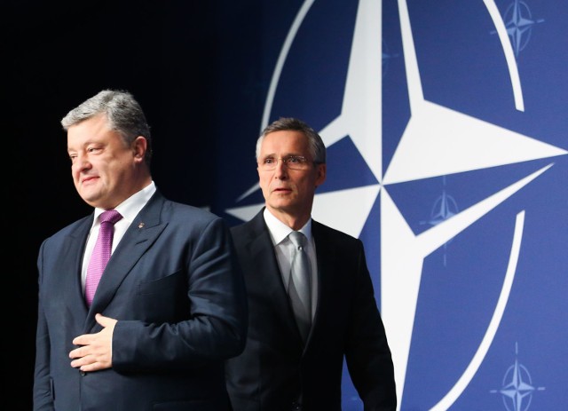Prezydent Ukrainy Petro Poroszenko i sekretarz generalny NATO Jens Stoltenberg podczas szczytu Sojuszu w Warszawie