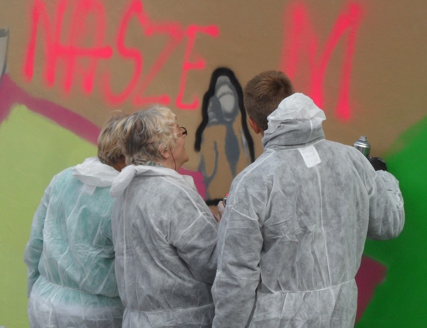 Sosnowiec: seniorzy malowali graffiti na ścianie kamienicy [ZDJĘCIA]
