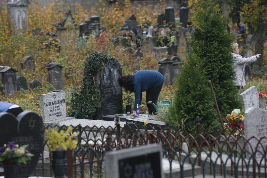 Sprzątają cmentarz w Legnicy