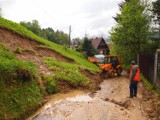 Zakopane. Po ulewach ziemia obsunęła się na drogę [ZDJĘCIA]