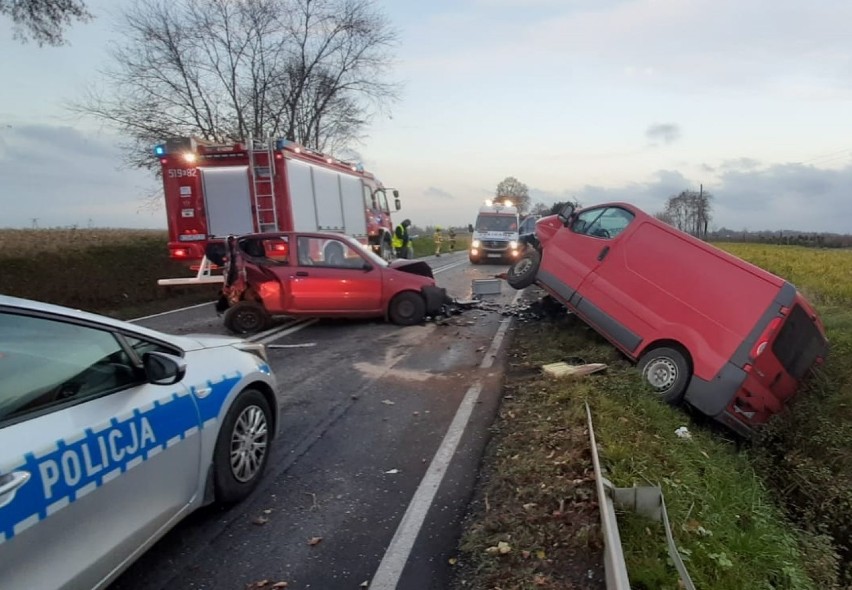 Przeciszów. Wypadek na DK 44. Policjant jadący na służbę uratował życie 27-letniemu kierowcy [ZDJĘCIA]